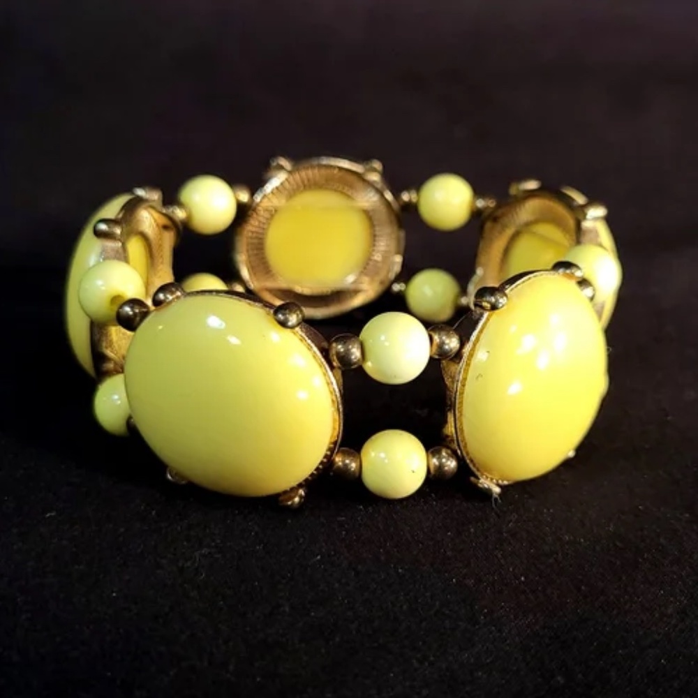 { ❤️ $5 }  Yellow Stretch Beaded Bracelet
